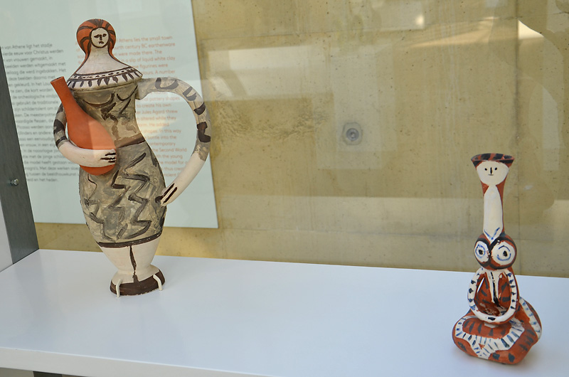 Tanagra-vazen in de vorm van vrouwen