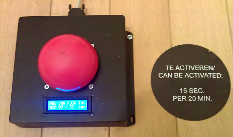 Knop bij een sculptuur - nog even wachten! Foto auteur