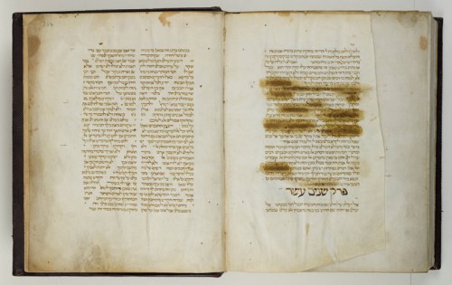 Een bladzijde met censuur door de inquisitie in het oudste Hebreeuwse handschrift uit de collectie van Ets Haim, een kopie van de wetstekst Misjne Tora van Moses Maimonides (1138-1204), gekopieerd in Narbonne in 1282. Foto: Ardon Bar-Hama
