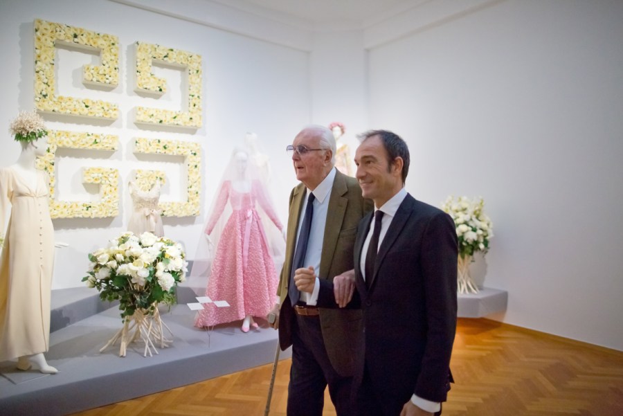 Hubert de Givenchy (links) bij door hem ontworpen trouwjurken op de tentoonstelling. Foto Maurice Haak, Den Haag Marketing