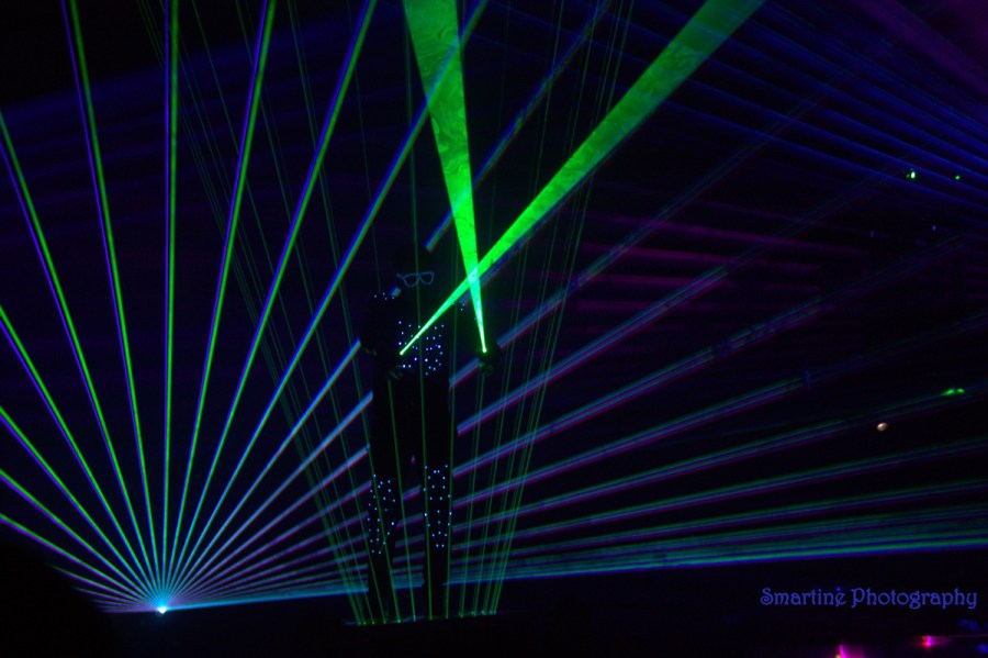 De prijswinnende laseract van Marco Lorador. Smartine Photography