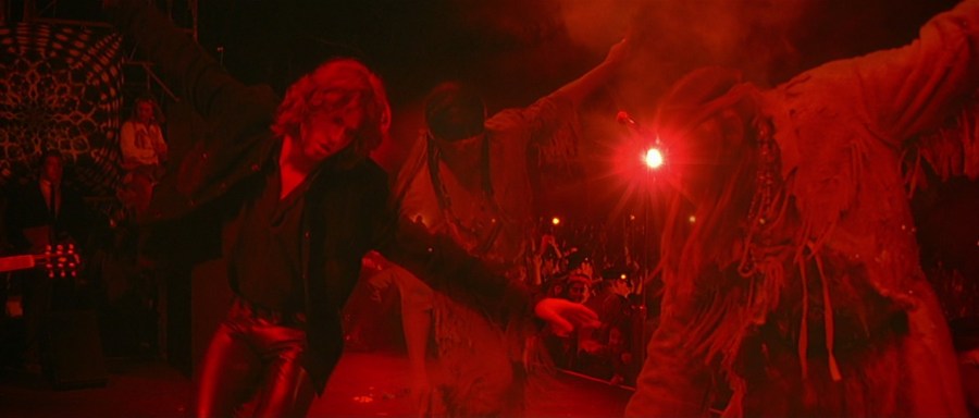 Jim Morrison danst op het podium met de geesten van indianen. Bron: screenmusings.org