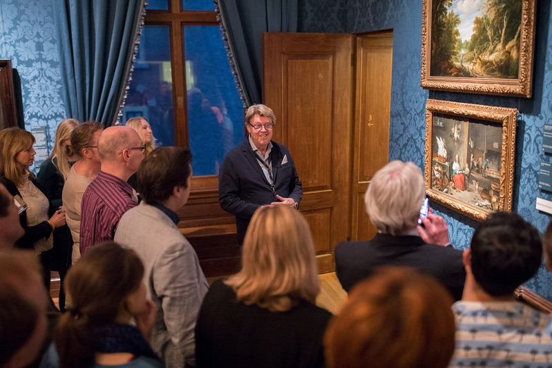 Robert Kranenborg leidt rond op zaal (foto Mauritshuis)