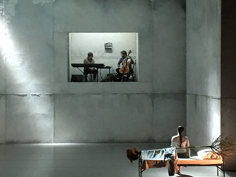 Decor HOME van Conny Janssen Danst. Foto Mireille Nitiredjo