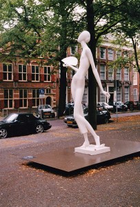 Stijlvolle dame bij het Pageshuis in 2000