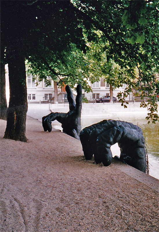 In 2004 kwam er een reus uit de Hofvijver geklommen