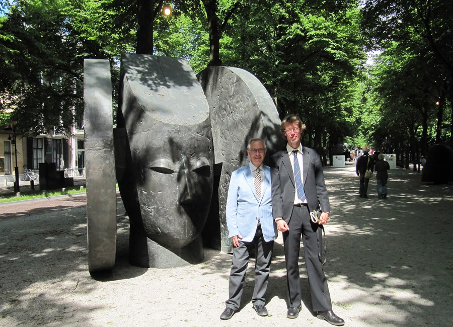 In de latere jaren '00 waren enkele tentoonstellingen gewijd aan één kunstenaar. In 2010 poseerde schrijver dezes met Manolo Valdés (links)