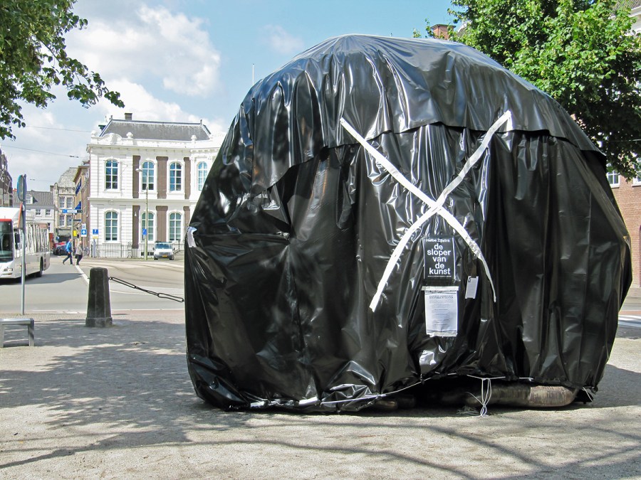 In 2011 pakten actievoerders de beelden in als protest tegen Halbe Zijlstra's voorgenomen cultuurbezuinigingen. Hun vrees, dat er straks geen kunst meer te zien zou zijn, is nu alsnog bewaarheid geworden.