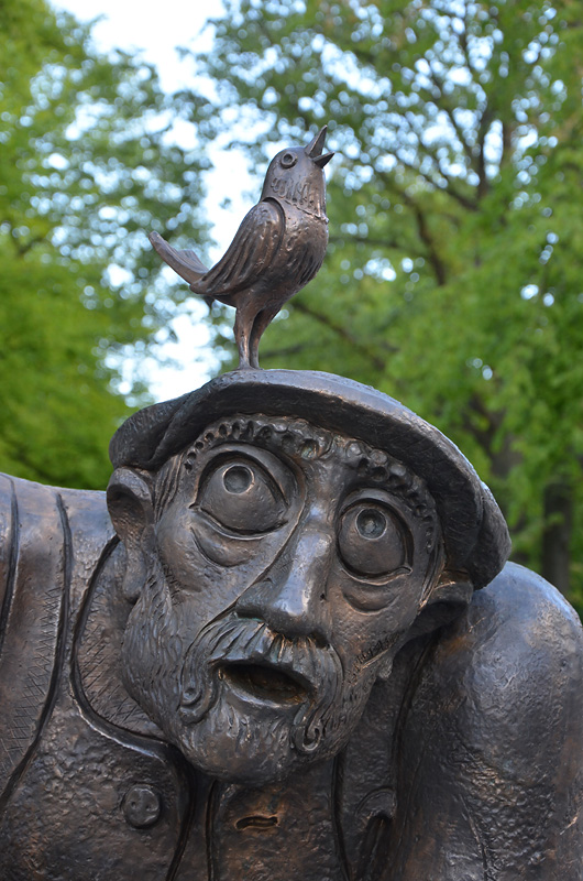 Beeldhouwer Tsereteli mag dan omstreden zijn, want bevriend met Poetin, deze straatveger is een absolute publiekslieveling (2013)