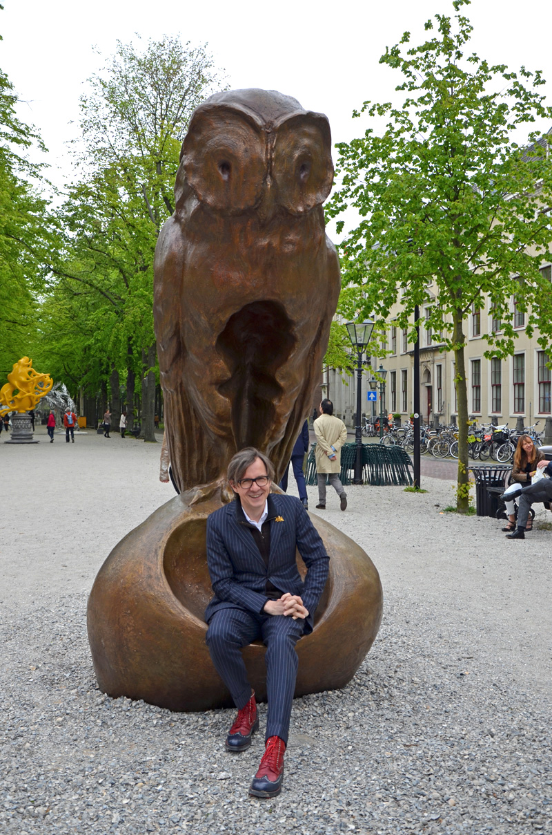 2015: de Vlaamse kunstenaar Johan Creten toont dat je op zijn uil heel goed kunt poseren