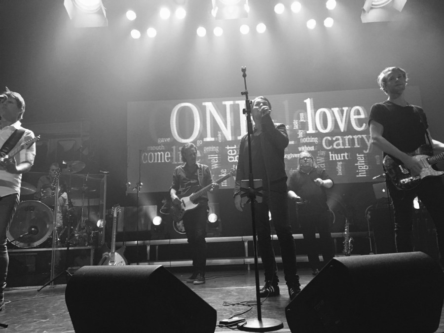 3JS spelen One van U2. Foto's auteur