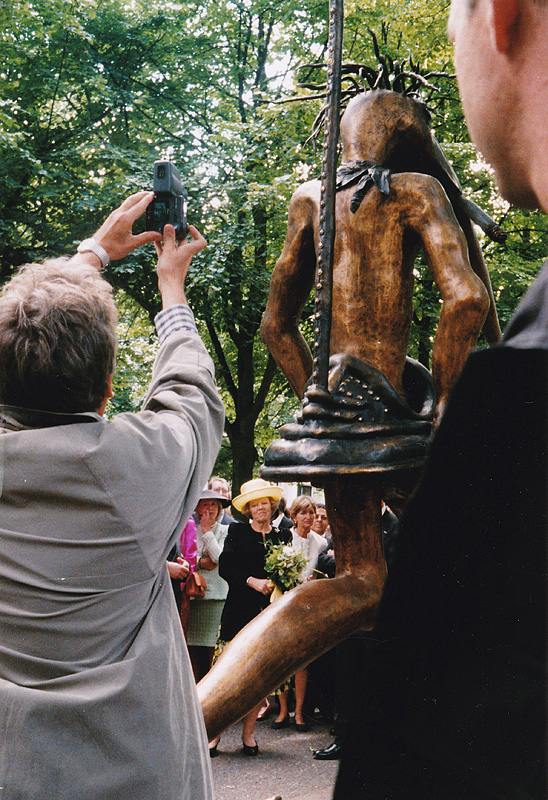 2000: Koningin Beatrix opent de derde editie van Den Haag Sculptuur