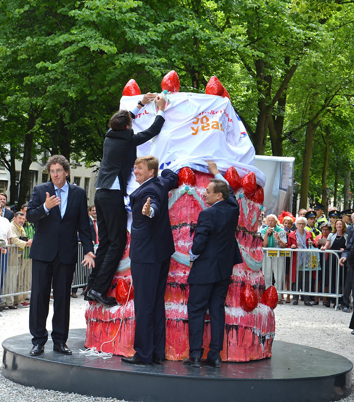 2014: Koning Willem-Alexander onthult een taart bij de expo Grandeur met Franse beeldhouwkunst, maar het doek wil er niet goed af. Directeur Jan Teeuwisse van Beelden aan Zee (links) kijkt verontschuldigend.