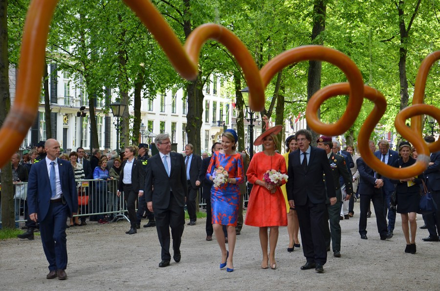 Koninginnen Mathilde en Maxima bij de opening van Vormidable, met Vlaamse beeldhouwkunst (2015)