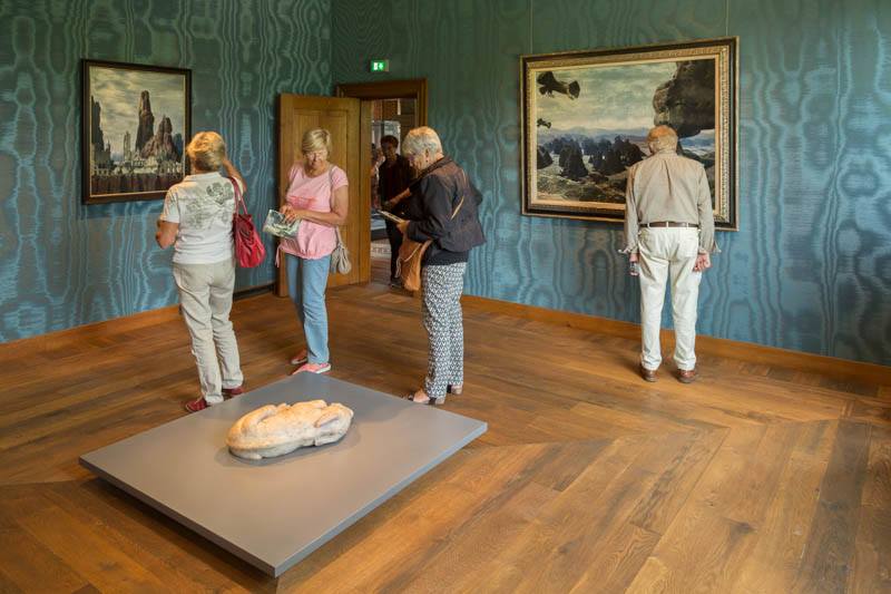 Zaal 11, met 'Eppur si muove', 'De aanval' en op de vloer "Ortus' (Miriam Knibbeler)