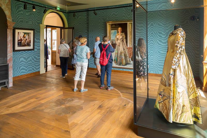 Zaal 8, met 'Mathilde poserend voor haar portret ten voeten uit', 'Portret van Mathilde' en de vitrine met 'Luipaardmantel II'