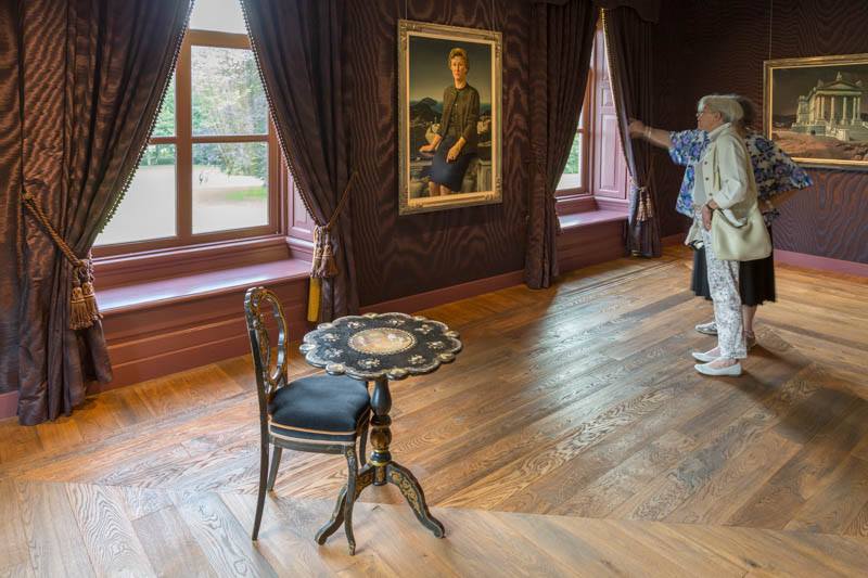 Zaal 12, met 'Portret van mevrouw de. A.G.M. Huijsman-Evers' en 'Tate Gallery verplaatst'.