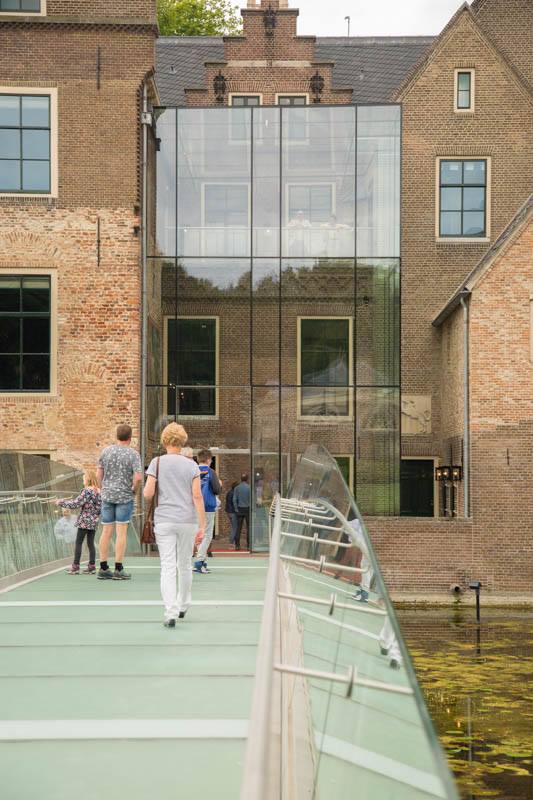 Entree met glazen brug Museum MORE Kasteel Ruurlo