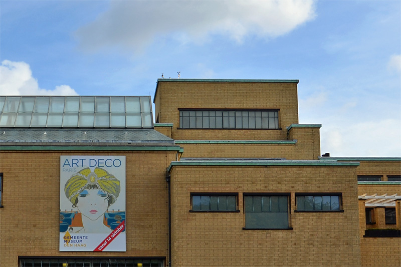 Gevel Gemeentemuseum met affiche Art Deco Paris