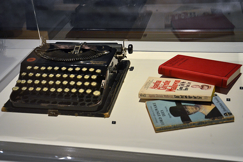 Boeken die Agatha Christie in of over haar tijd in Nineveh schreef en het soort typemachine dat zij gebruikte (foto auteur)