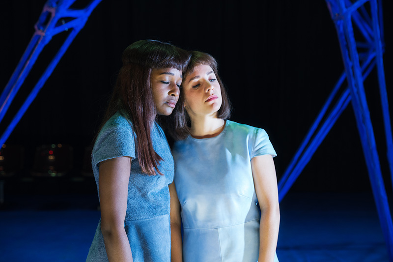 Ifigeneia (rechts) en het kind. Foto Bowie Verschuuren