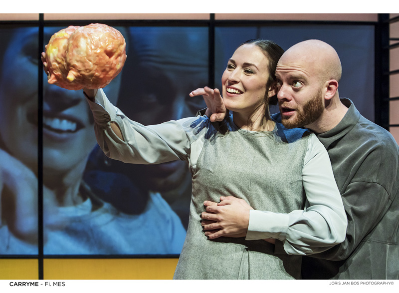 Roos Eijmers en Daan van Dijsseldonk in CarryMe (foto Joris Jan Bos)