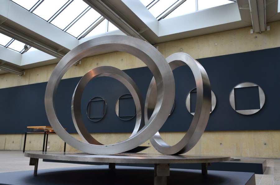 Voorgrond: ovale ringen; achtergrond: zonder titel. Foto auteur