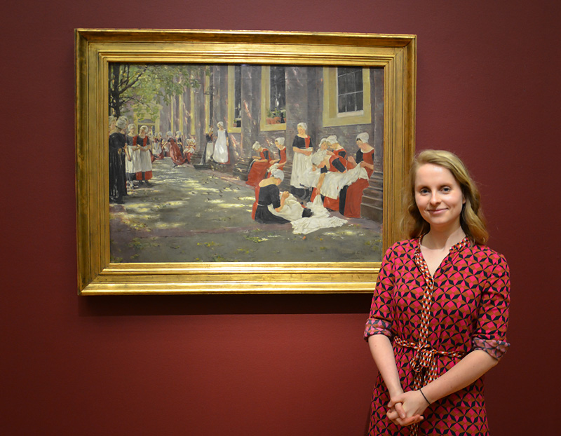 Conservator Frouke van Dijke bij 'Rustpauze in het Amsterdamse Weeshuis' (foto Frans van Hilten)