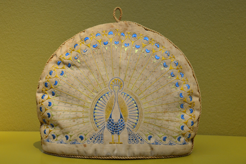 Terug naar de natuur: theemuts met pauw