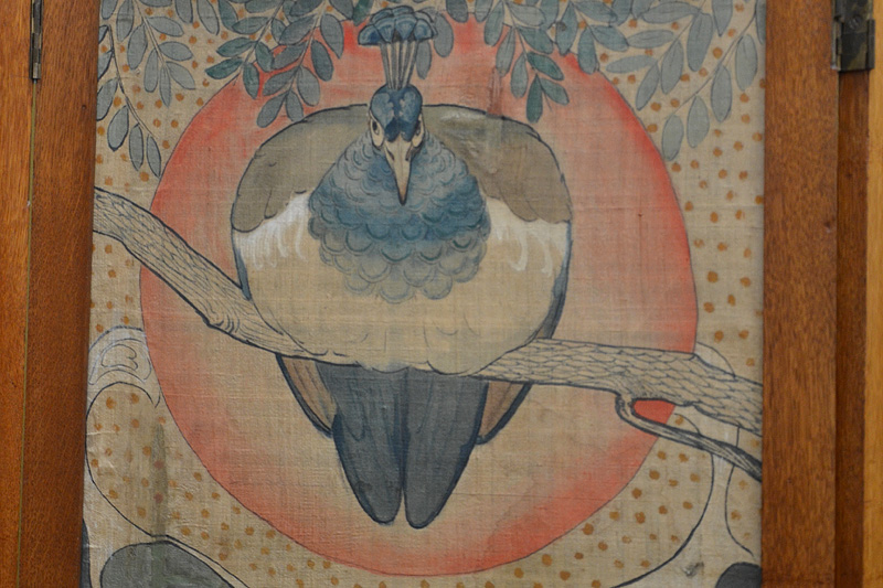 Pauw tegen orientaalse zon op kamerscherm