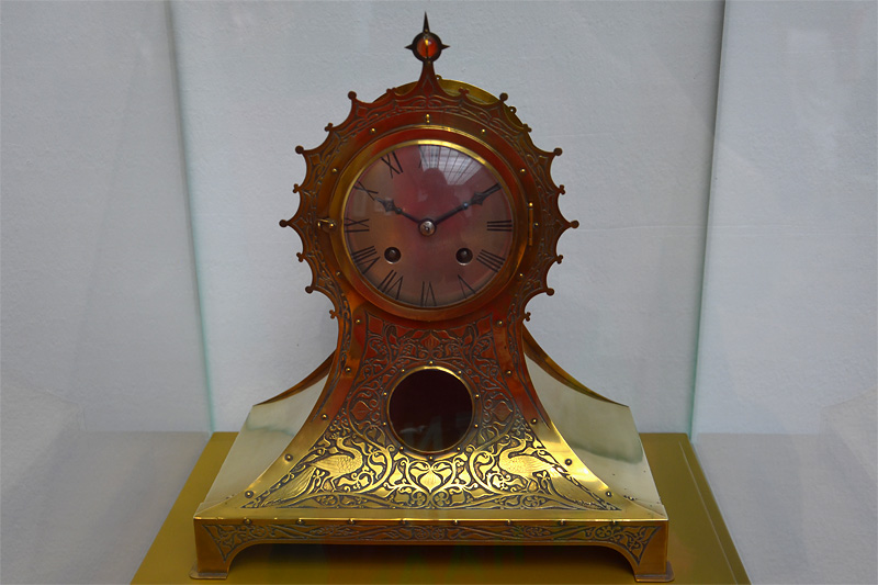 Even zoeken: pauwen op de voet van de klok