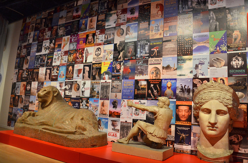 Tentoonstellingsaffiches en gipsafgietsels (foto auteur)