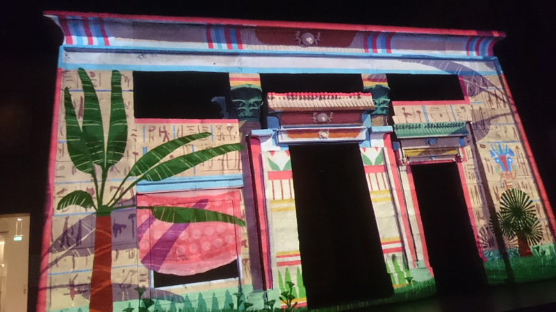 Lichtshow op de Taffeh-tempel (foto auteur)