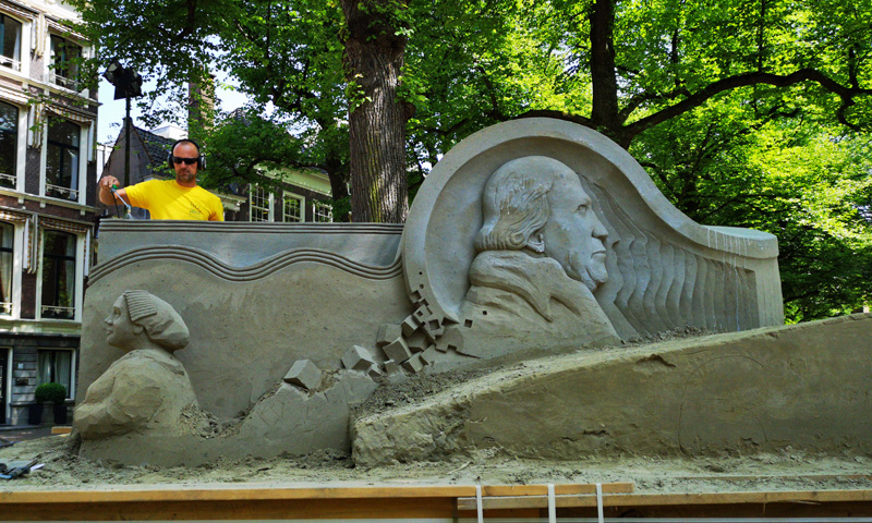 Zandkunstenaar in actie op het Lange Voorhout (foto's auteur)