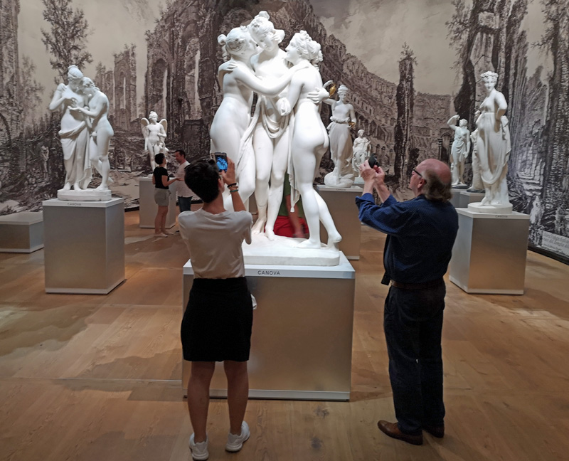 Vol bewondering voor De drie Gratiën van Antonio Canova