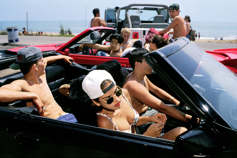 Mijanou (18), verkozen tot ‘Best Physique’ op de Beverly Hills High School, spijbelt om met haar vrienden naar het strand te gaan op de jaarlijkse ‘Senior Beach Day’, Santa Monica, Californië, 1993 © Lauren Greenfield / Fotomuseum Den Haag.