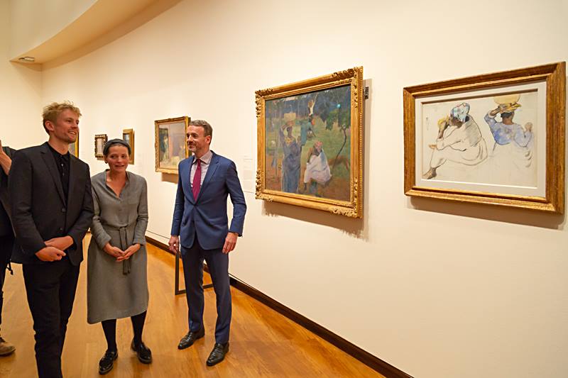 Joost van der Hoeven, Maite van Dijk en Axel Rüger poseren bij 'het hart van de tentoonstelling' (foto auteur)