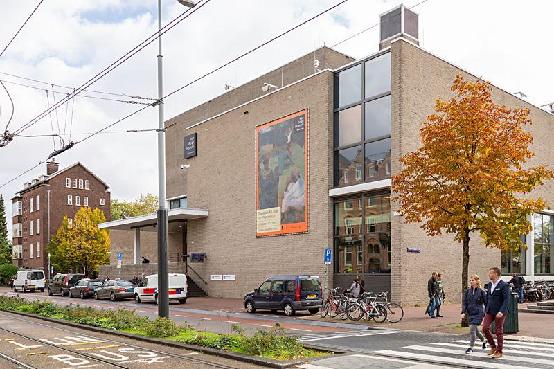Voorzijde Van Gogh Museum met banner (foto auteur)