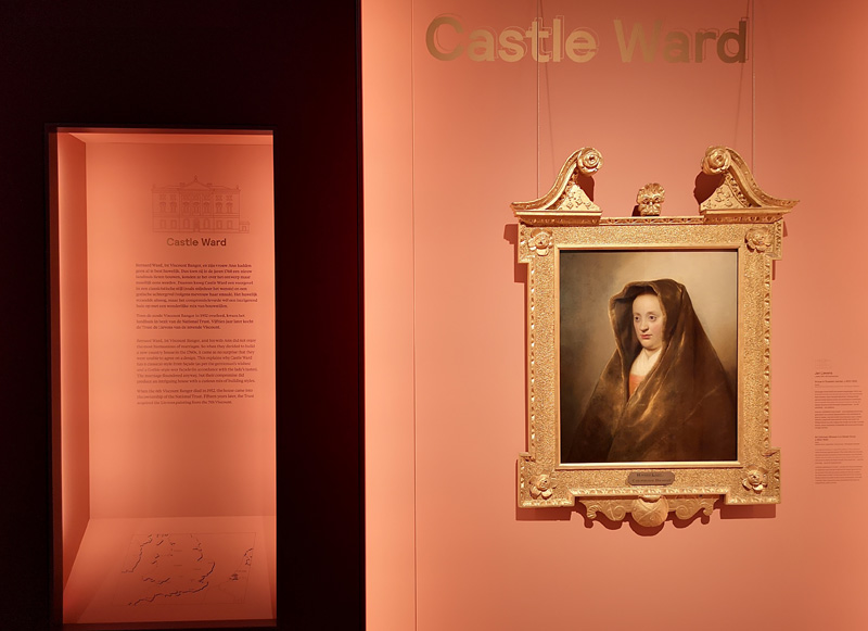 Opstelling met schilderij van Jan Lievens, Vrouw in fluwelen mantel