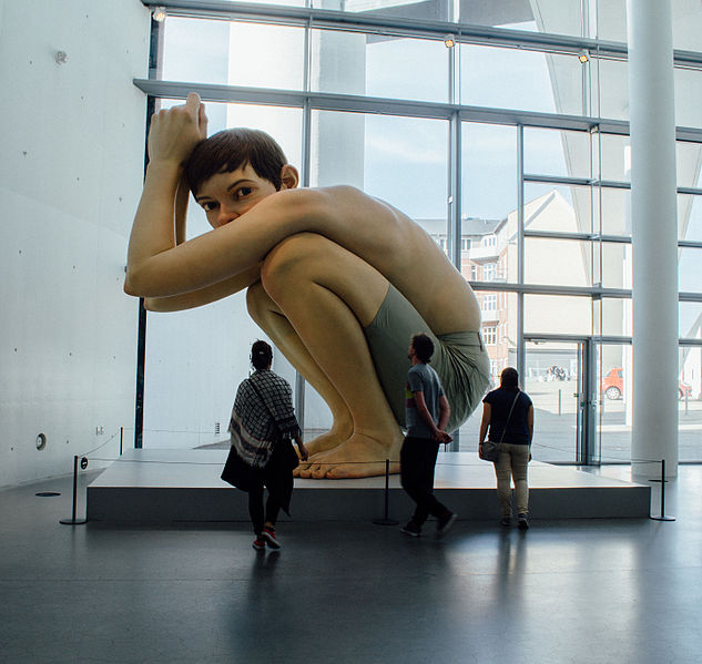 Boy van Ron Mueck in het AROS Aarhus Kunstmuseum (bron Wikimedia Commons)
