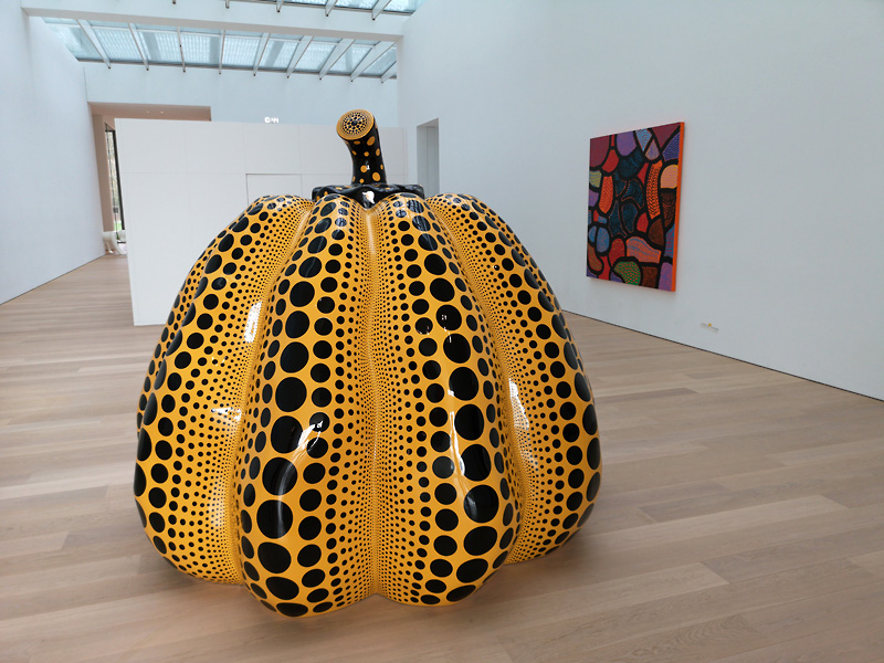 Overzicht van een tentoonstellingszaal. Achterin de infinity mirror room.