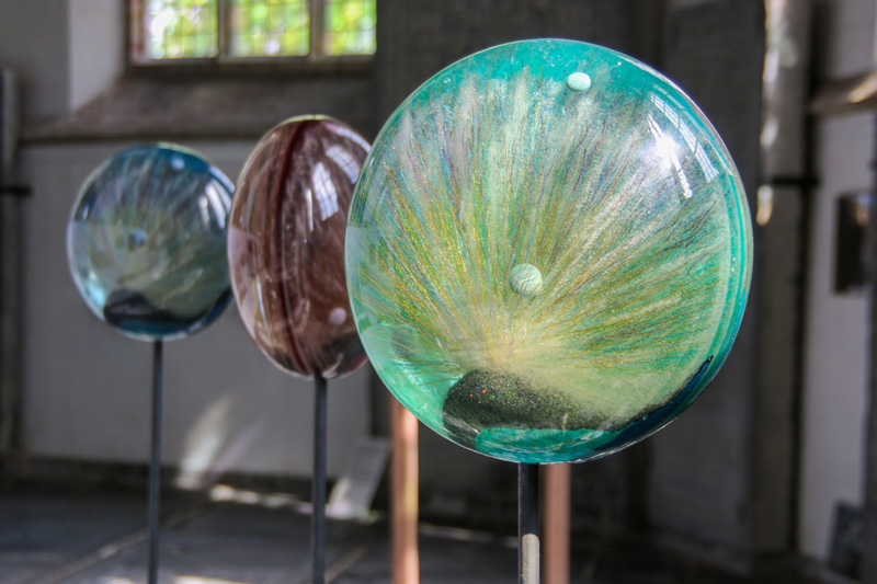 Objecten van epoxyhars door Pim Velthuizen