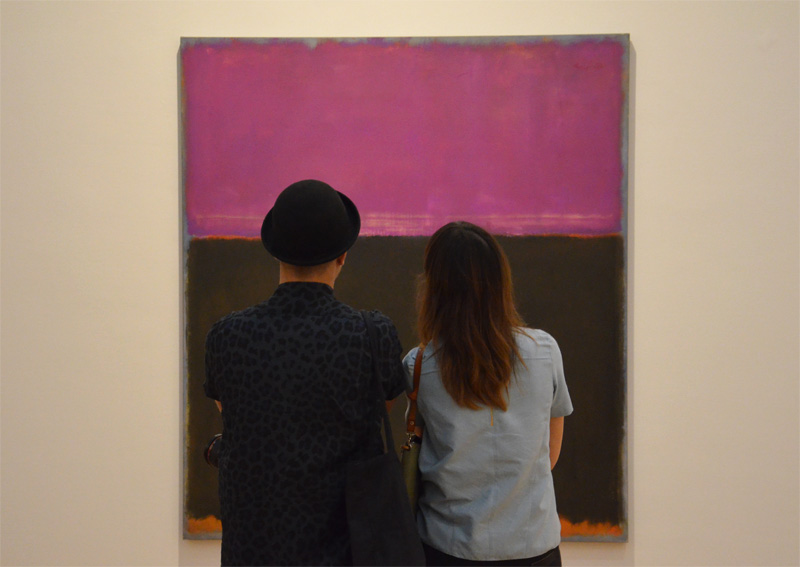 Bezoekers bij schilderij Mark Rothko
