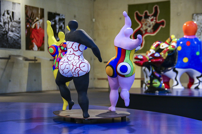 Nana's op draaiende plateaus