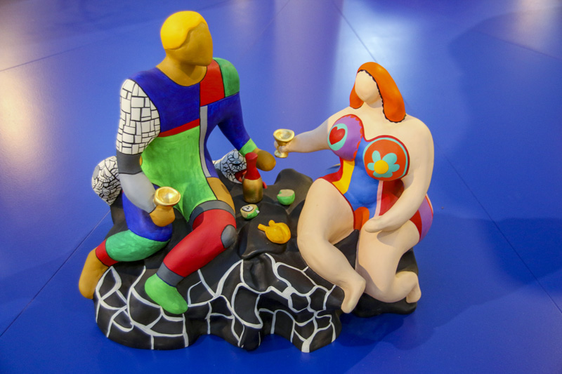 Mannen en vrouwen kunnen het in Niki De Saint Phalle's wereld niet altijd zo goed vinden als in dit beeldje