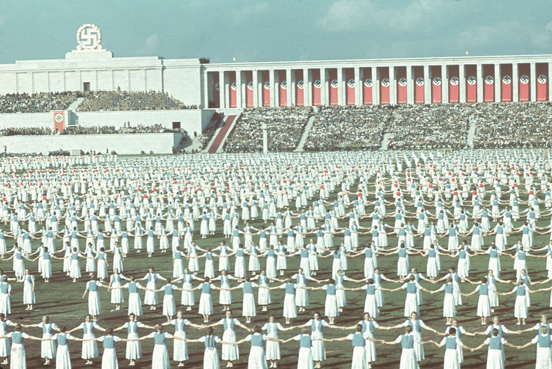 Bund Deutscher Mädel danst tijdens de Reichsparteitag, 1938. (Hugo Jaeger/Timepix/The LIFE Picture Collection/Getty Images).