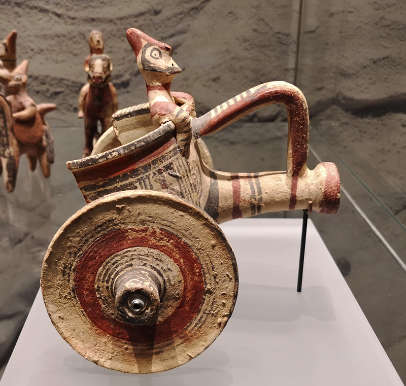 Kruik bewerkt tot strijdwagen