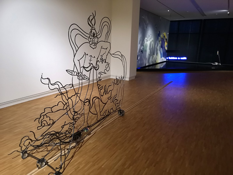 Rijdende poortwachter in de tentoonstelling van Mickey Yang (foto auteur)
