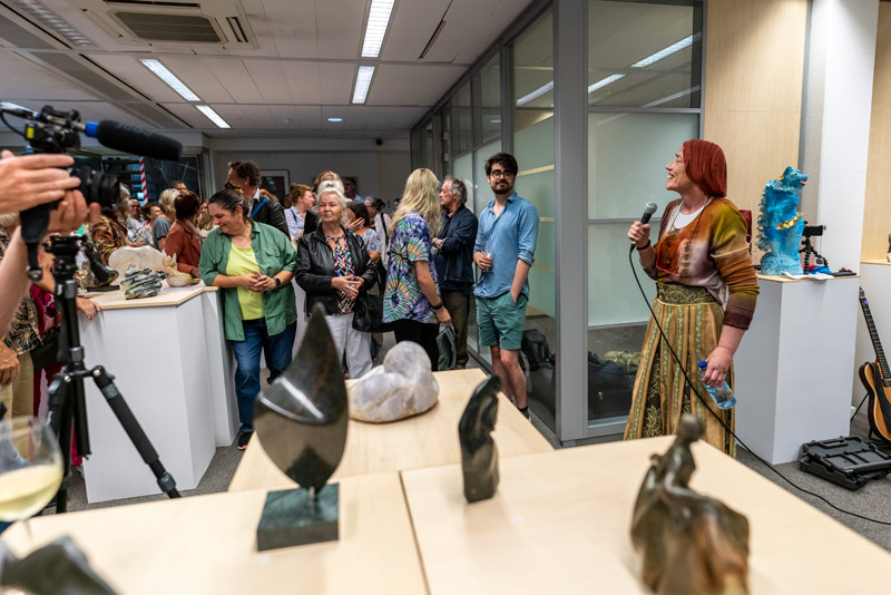 Karin Bervoets spreekt op de opening van de tentoonstelling (foto Claudia Kamergorodski)