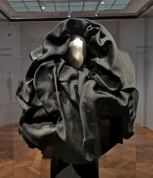 Bijzonder gedrapeerde jurk (foto's auteur)